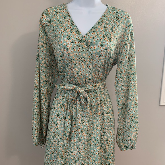 Davi & Dani Floral Dress - Picture 16 of 16